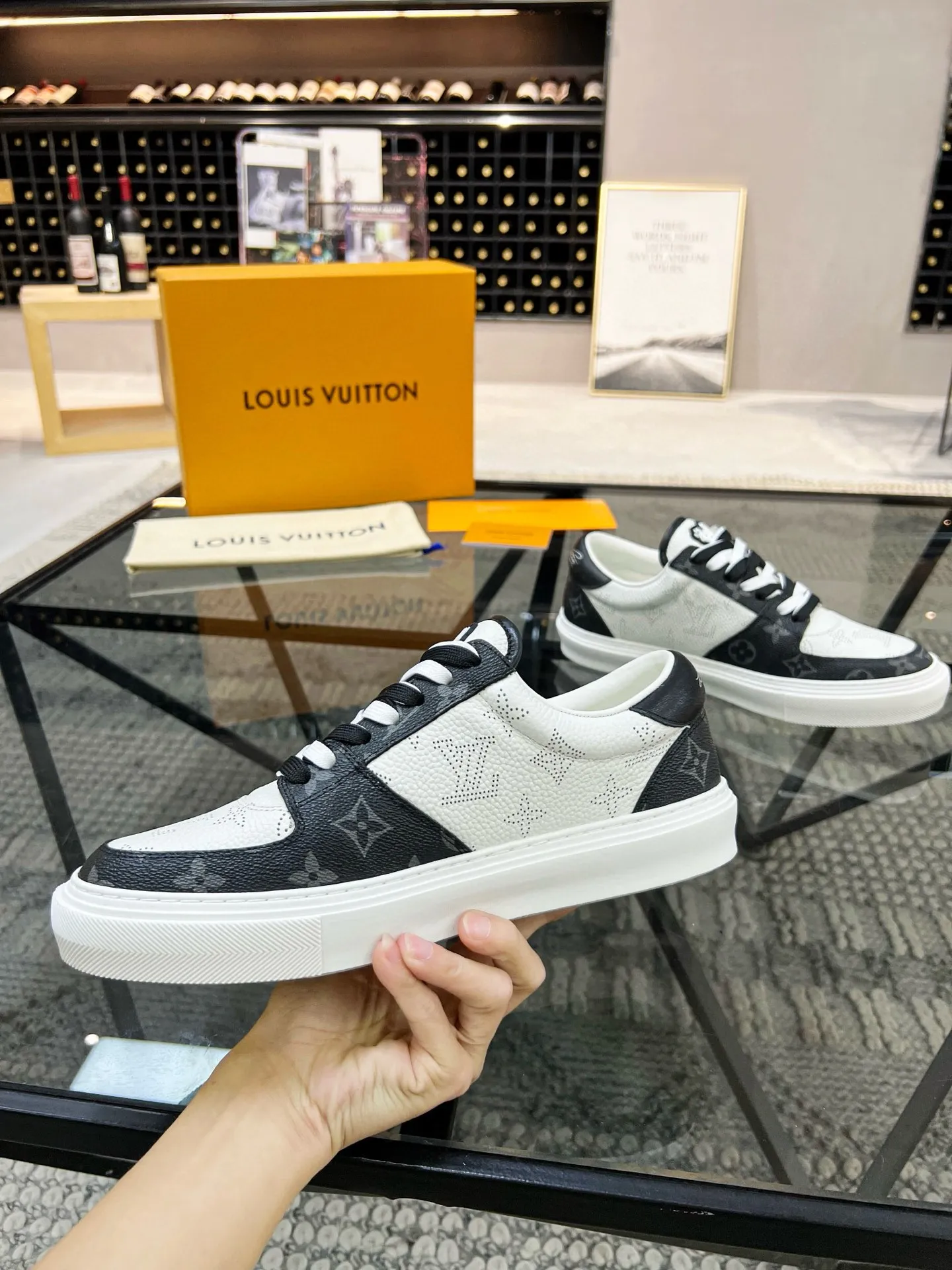 Factory price: 438💰LV top purchasing agent 🇮🇹 Lu Street Male God’s popular casual sneakers counter synchronized, uppers imported from Italy cowhide fabrics, colorful and complex handicrafts, imported water-dyed cowhide lining cowhide foot pads Soles: original soles specially provided by the factory, TPU exclusive movable molded soles super comfortable, original factory single goods, 🔍🔍high quality, you can enter and exit the counter at will, welcome to compare, code number 38-44 (45 can be ordered)